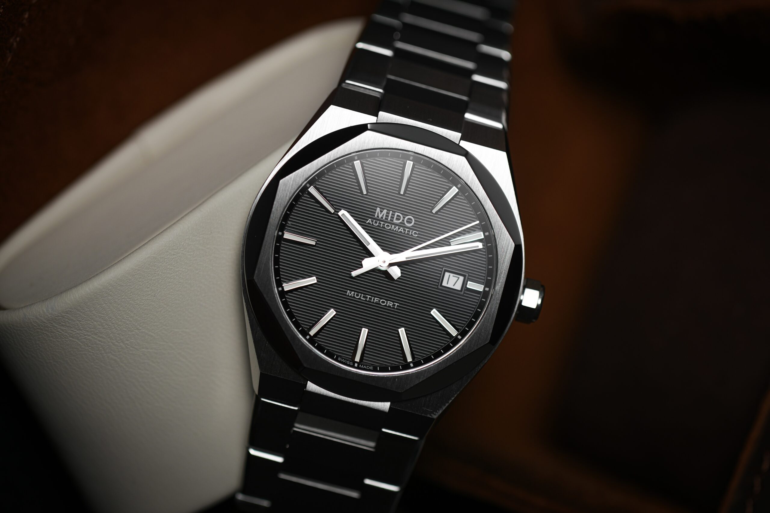 Mido Multifort 8 One Crown — mostrador preto em estúdio