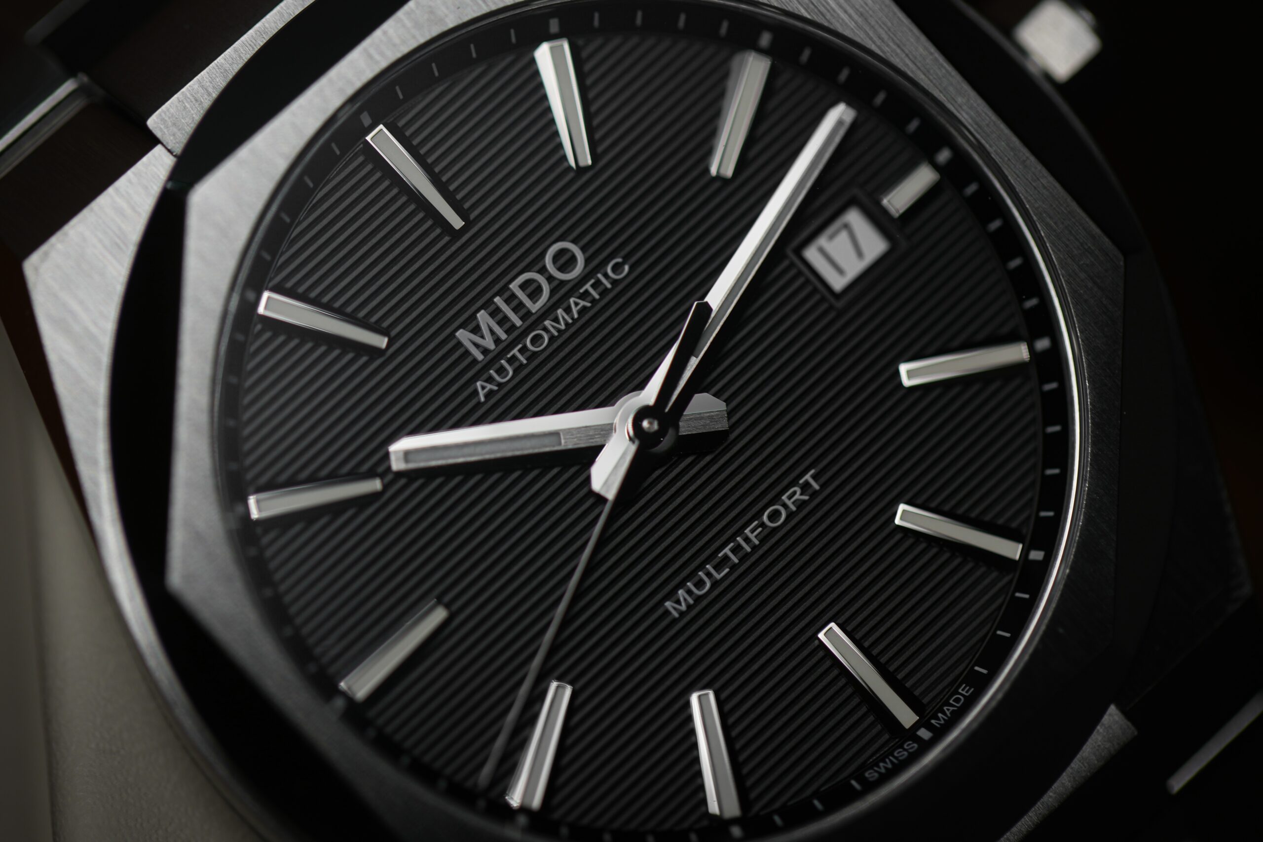 Mido Multifort 8 — mostrador preto com date e ponteiros luminosos