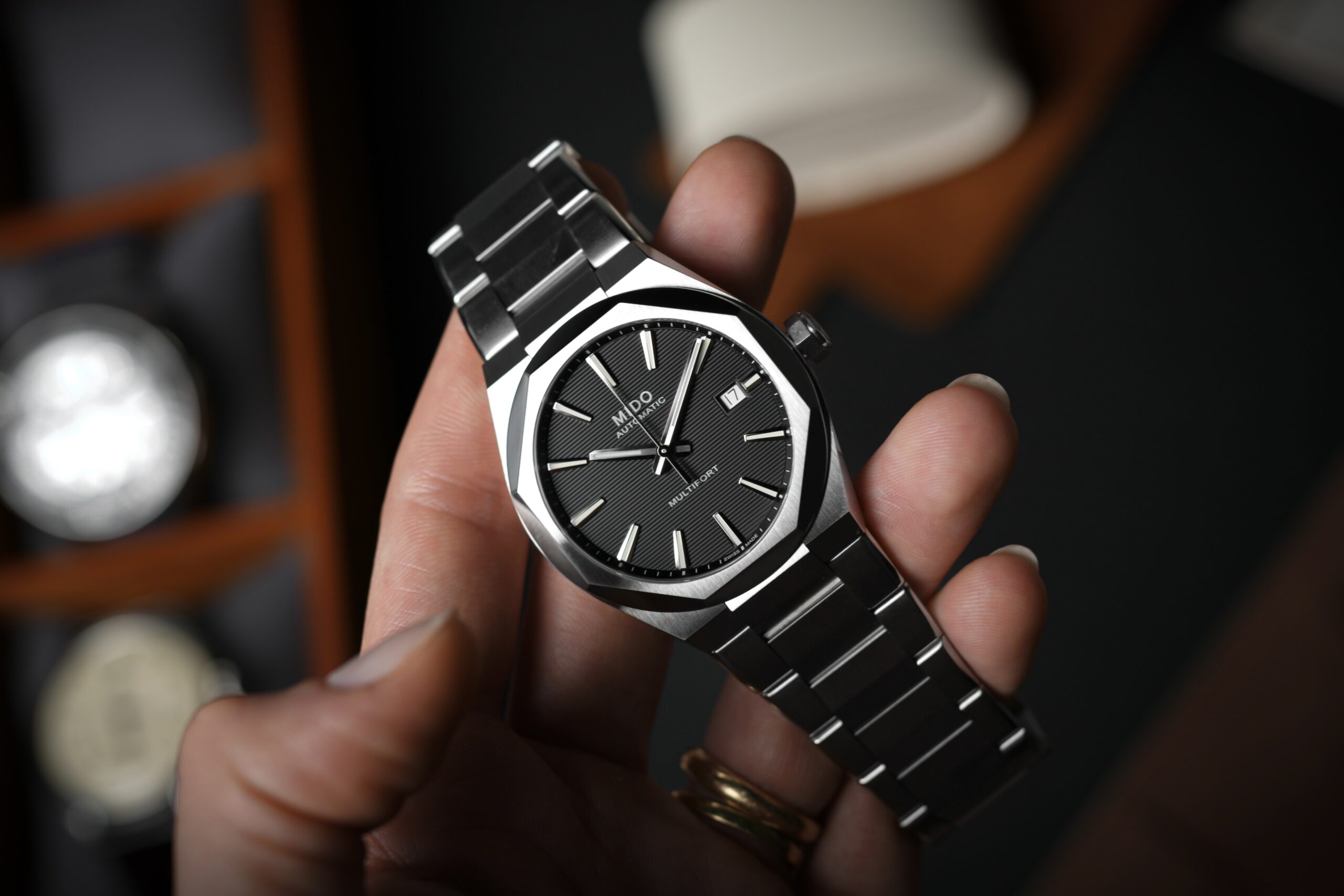 Mido Multifort 8 One Crown — em ambiente de relojoaria