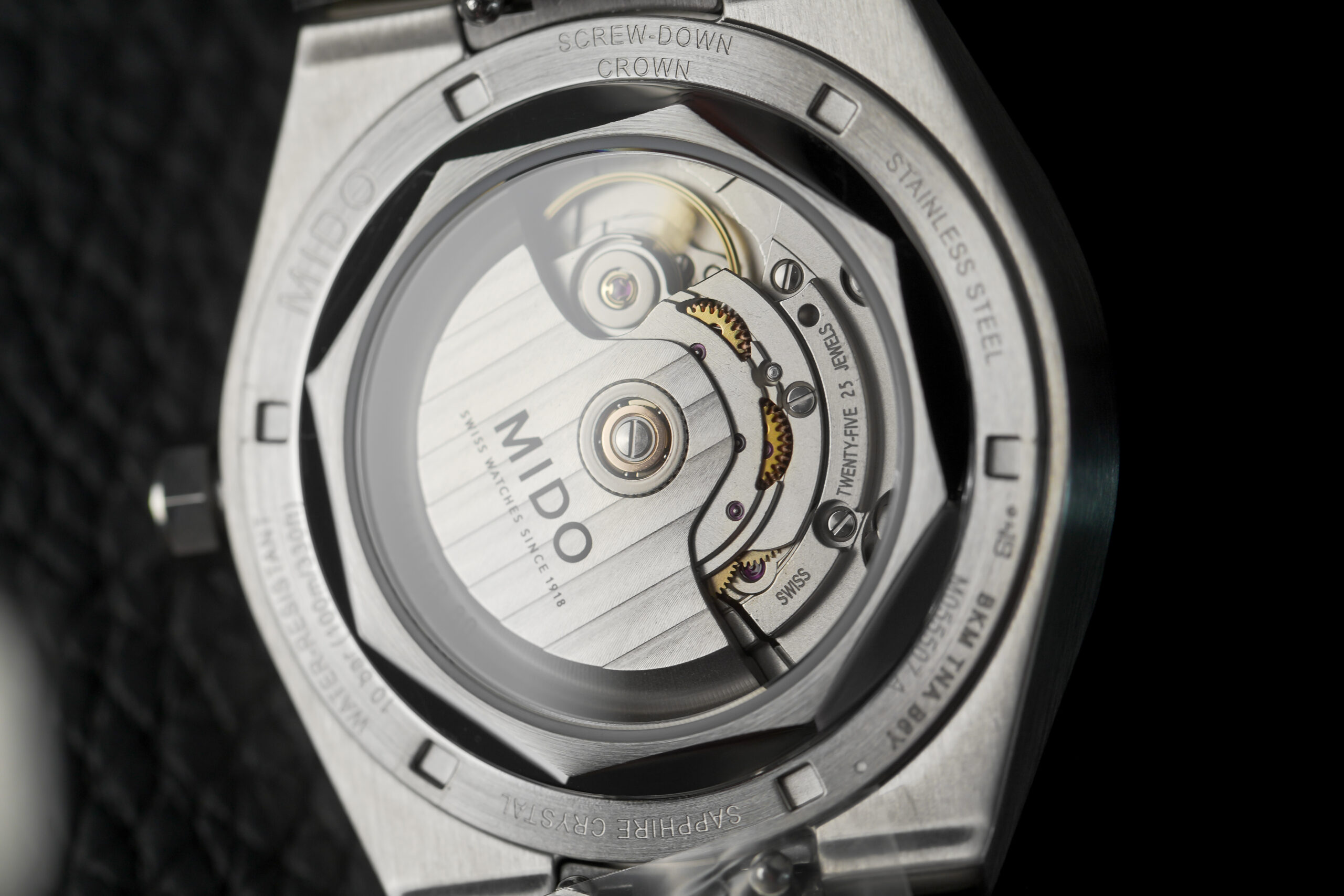 Mido Multifort 8 — movimento Calibre 80 visível pelo fundo em safira