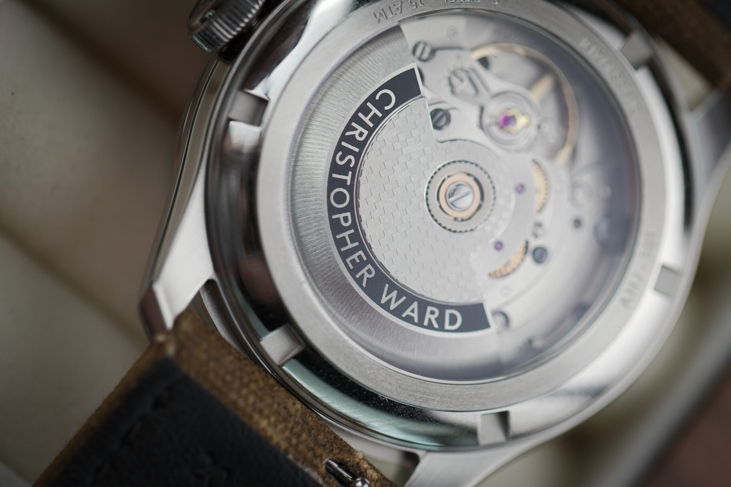 Case back Christopher Ward com movimento exposto