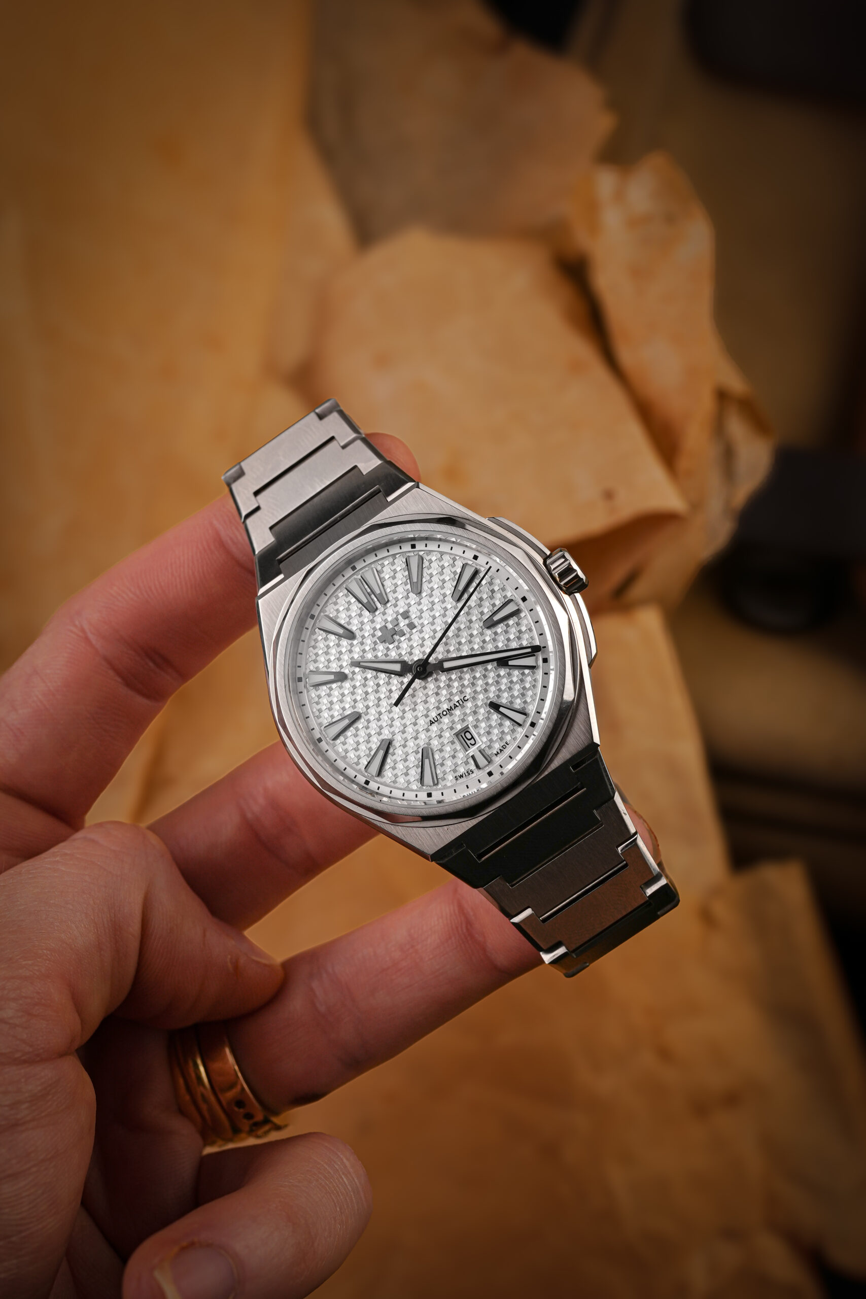 The Twelve segurado na mão mostrando mostrador